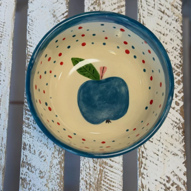 Wieder ein Apfel- wieder richtig klasse. Besonders die Farbzusammenstellung- richtig super! #diemalbucht #keramikbemalen #hamburg #geschenkidee #gemeinsamezeit