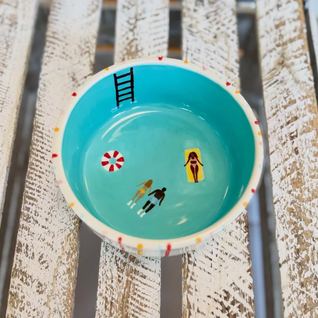 Das mögt ihr zur Zeit auch sehr gerne - ein eigenes Schwimmbad auf dem Tisch. Sieht ja auch wirklich süß aus! #diemalbucht #keramikbemalen #hamburg #geschenkidee #gemeinsamezeit
