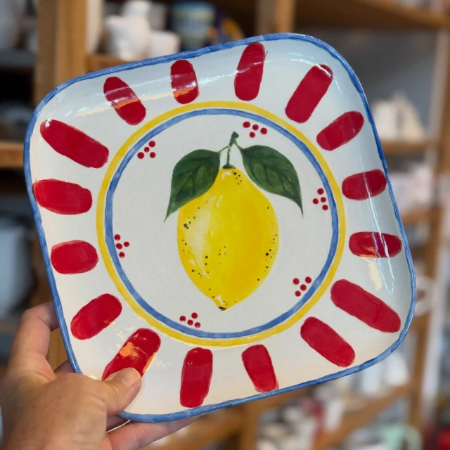 Zitrone gefällig? Hübsch in Szene mit einem ausdrucksstarken Rand. Gefällt uns sehr, sehr gut! #diemalbucht #keramikbemalen #hamburg #geschenkidee #gemeinsamezeit