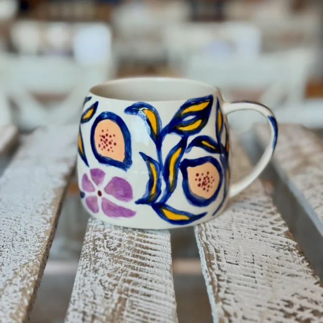 Mögt ihr auch so gerne Feigen? Diese auf dem Becher in jedem Fall! Die sind sooo schön geworden… und eine gelungene Farbkombi dazu. #diemalbucht #keramikbemalen #hamburg #auszeit #gemeinsamezeit