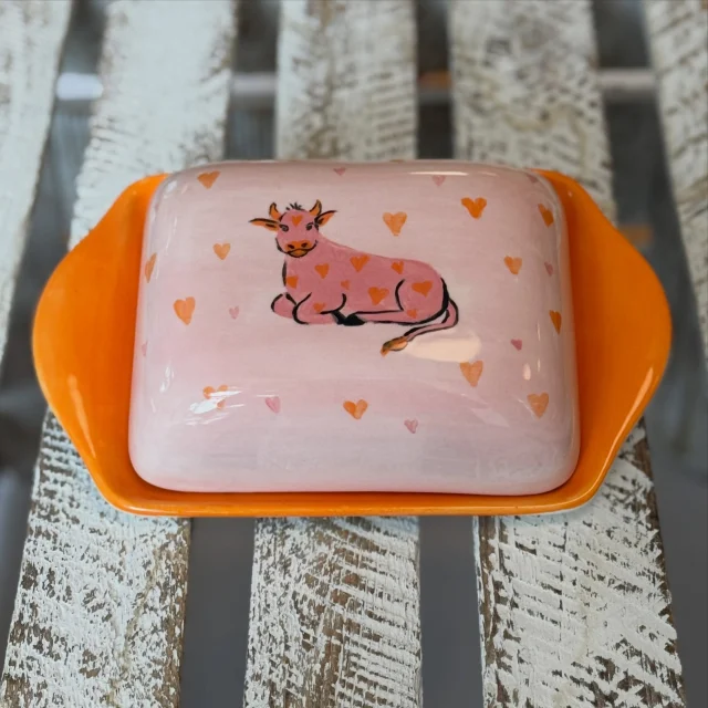 Irgendwie hat diese Kuh auf der Butterdose eine gewisse Eleganz, wie sie dort so liegt… sehr charmant und eine tolle Farbkombi. #diemalbucht #keramikbemalen #hamburg #auszeit #gemeinsamezeit